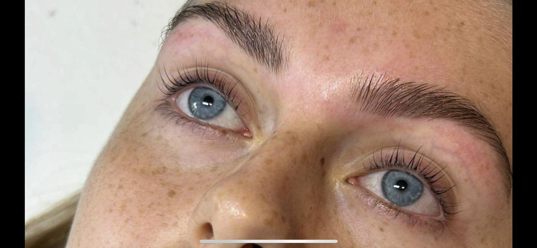 Brow lift og lash lift tæt ved Aarhus