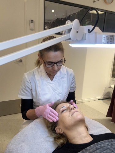 Kunde får brow lift med farve ved klinik i Mårslet, mellem Odder og Tranbjerg